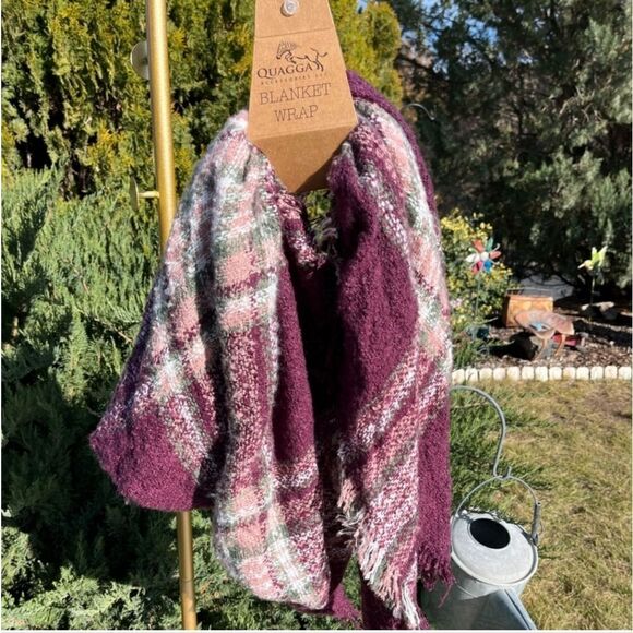 Quagga Blanket Wrap in Plum Sustainable, Green - Picture 4 of 10